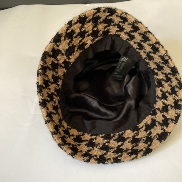 Taupe and black hounds tooth hat from H&M - Picture 3 of 5